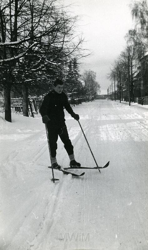KKE 5085.jpg - Fot. Andrzej Małyszko na nartach, Ostróda, XII 1961 r.